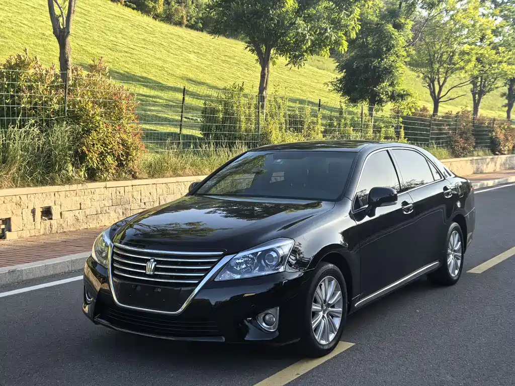 Toyota Crown 2013