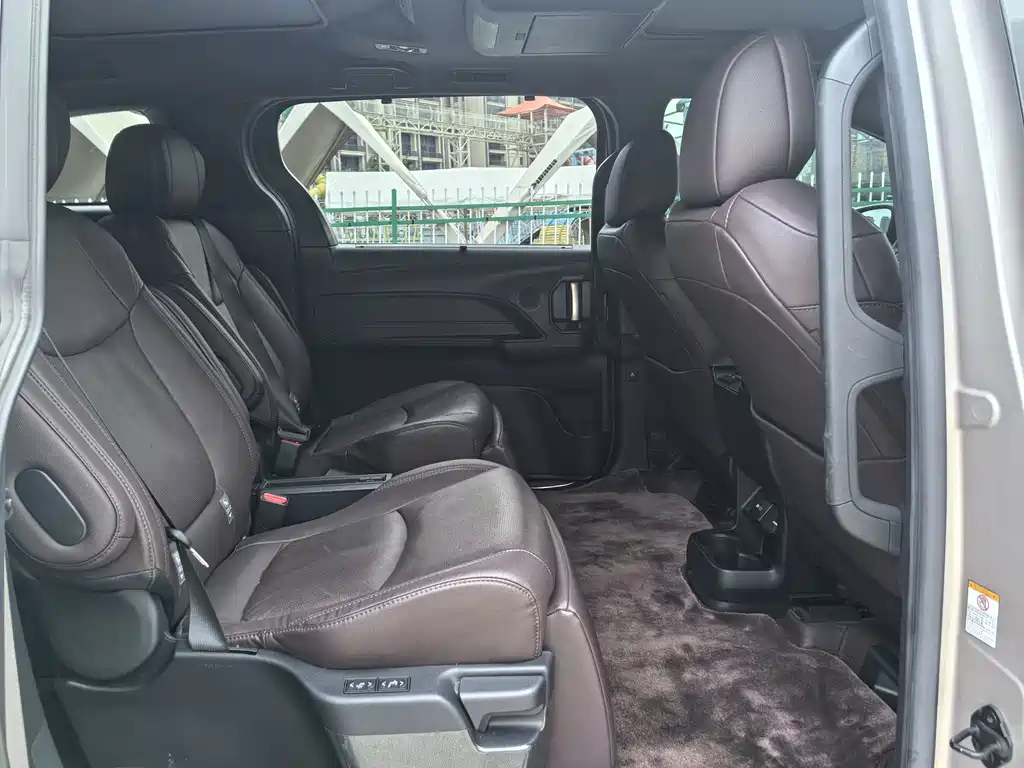 Toyota Sienna — миниатюра 12