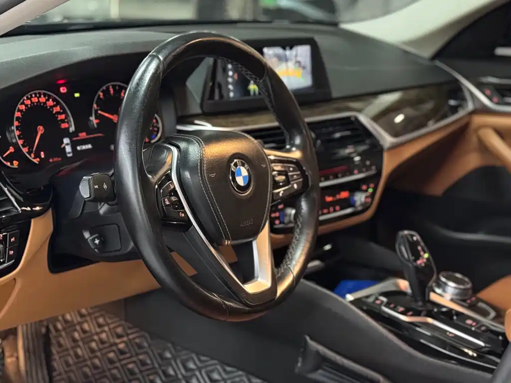 BMW 5 Series — миниатюра 4