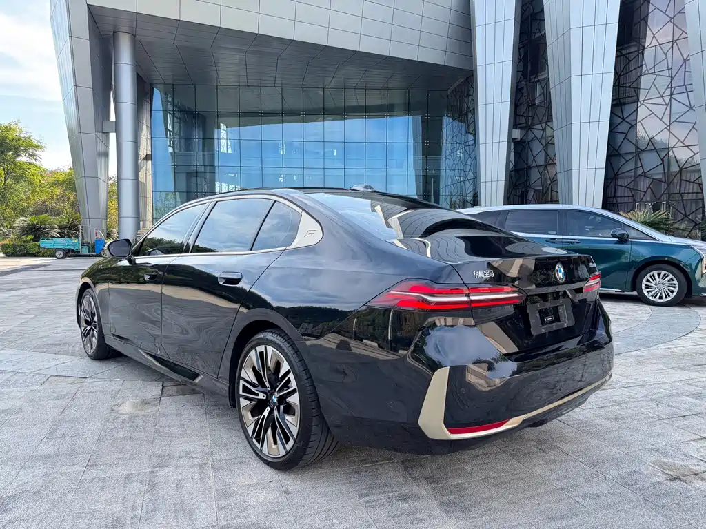 BMW 5 Series — миниатюра 6