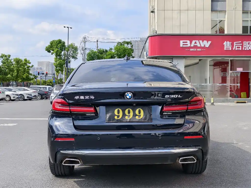 BMW 5 Series — миниатюра 11