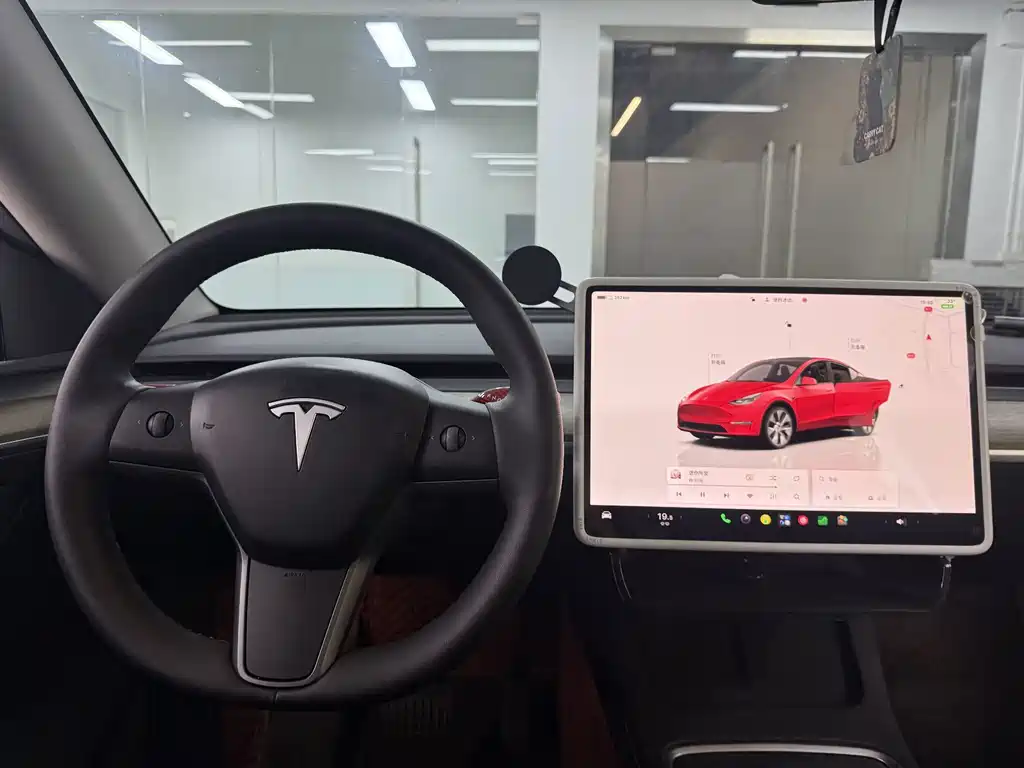 Tesla Model Y — миниатюра 18