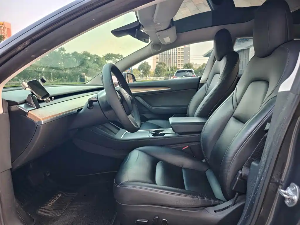 Tesla Model 3 — миниатюра 7