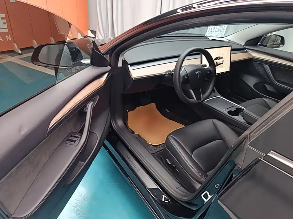 Tesla Model 3 — миниатюра 16
