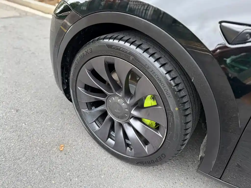 Tesla Model Y — миниатюра 12