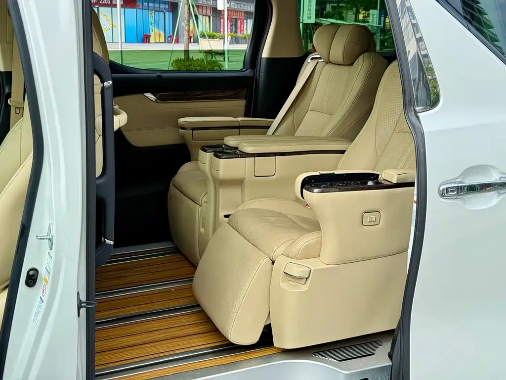 Toyota Alphard — миниатюра 6