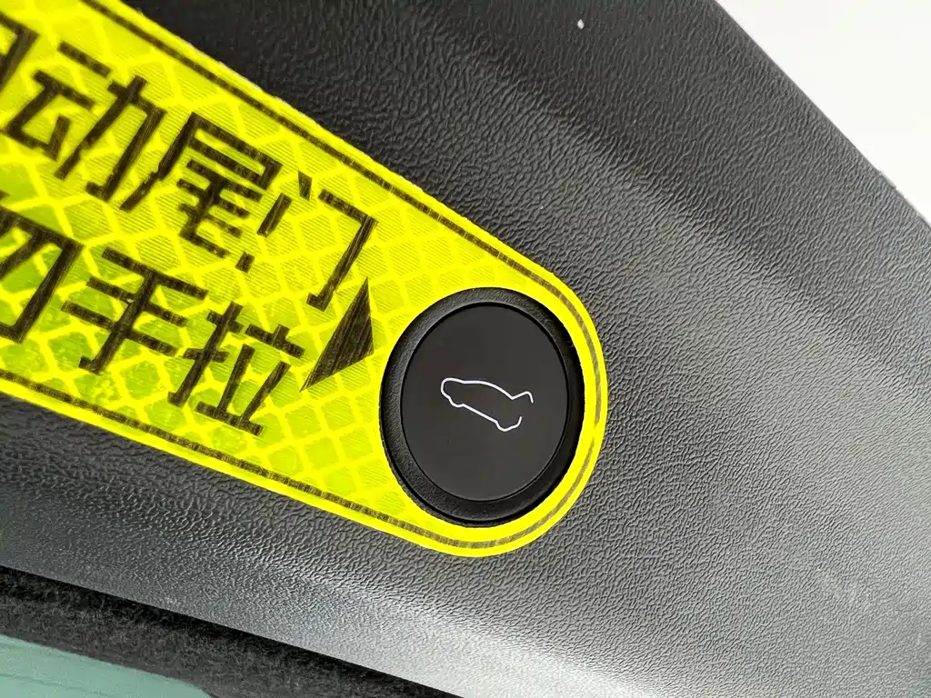 Tesla Model Y — миниатюра 20