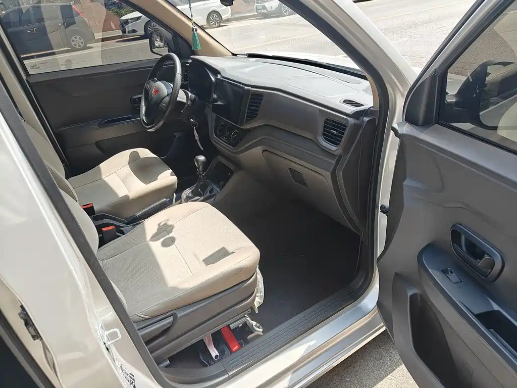 Wuling Hongguang V — миниатюра 7