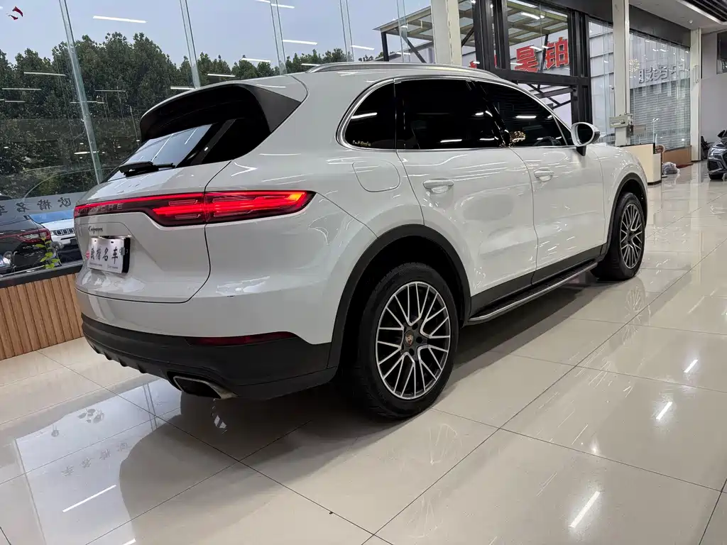 Porsche Cayenne — миниатюра 6