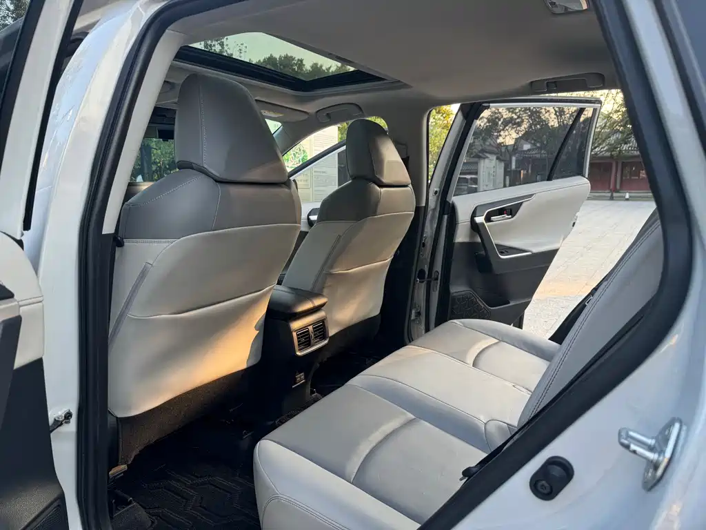 Toyota RAV4 — миниатюра 7