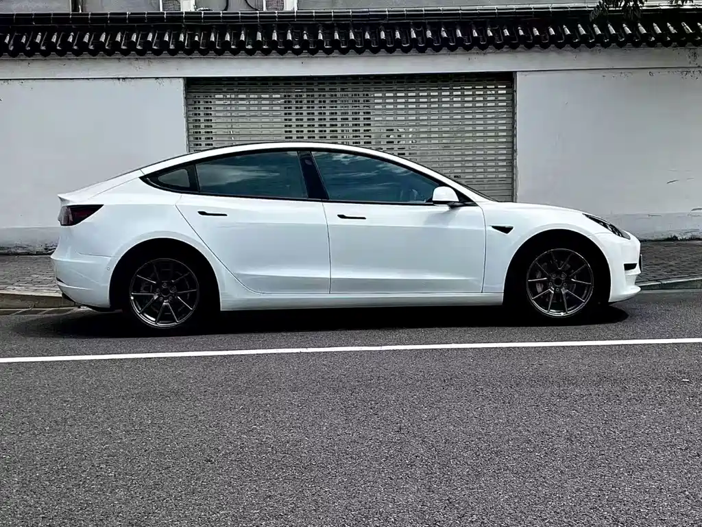 Tesla Model 3 — миниатюра 7