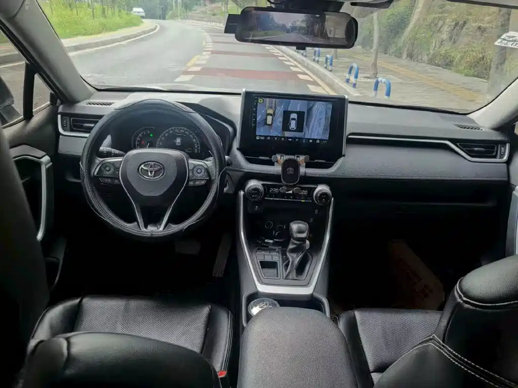 Toyota RAV4 — миниатюра 5