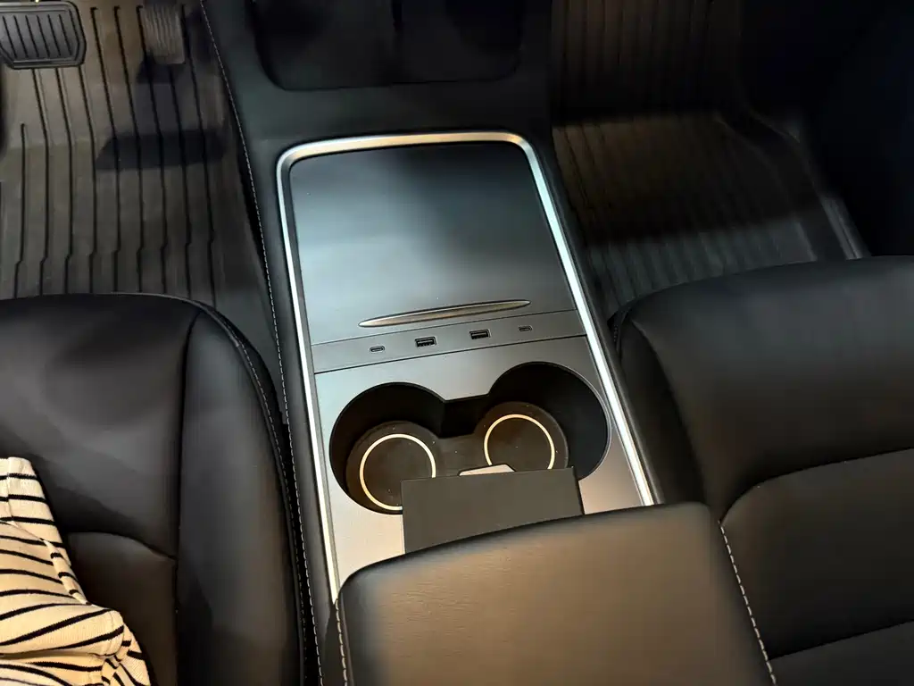 Tesla Model Y — миниатюра 6