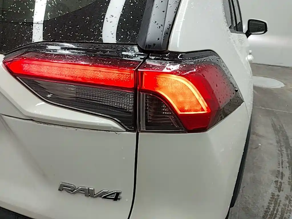 Toyota RAV4 — миниатюра 8