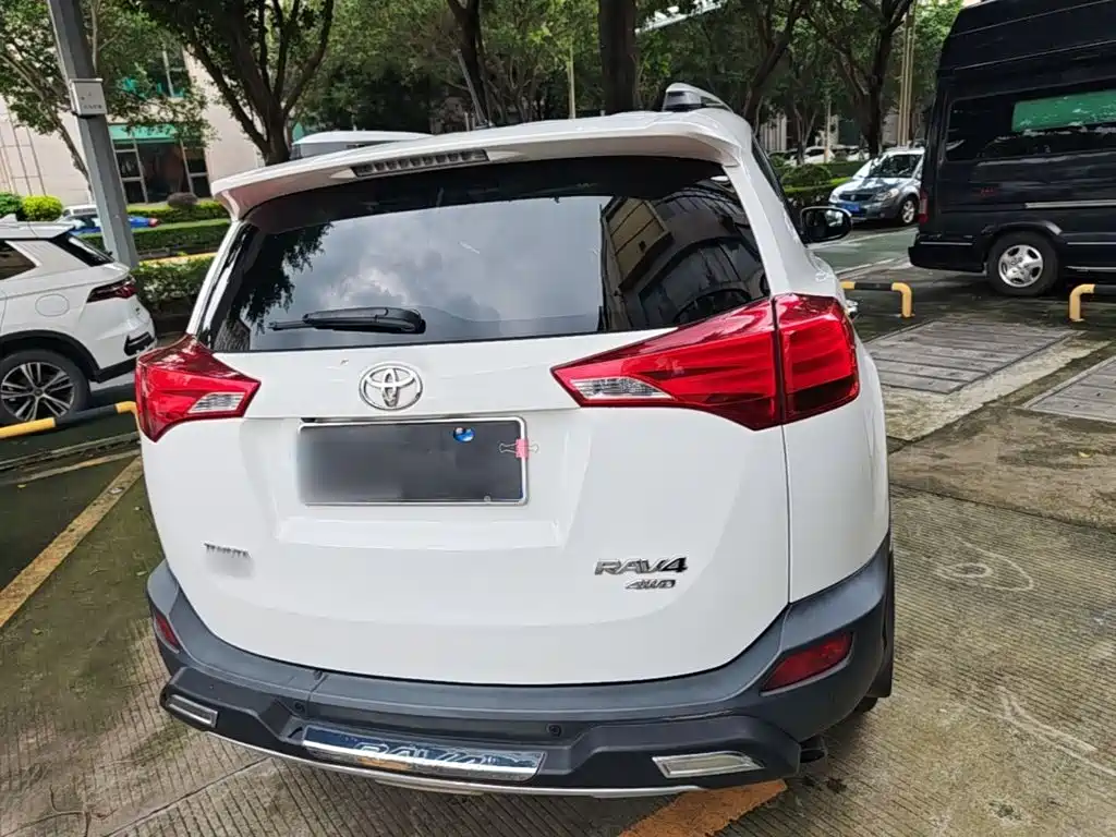 Toyota RAV4 — миниатюра 6