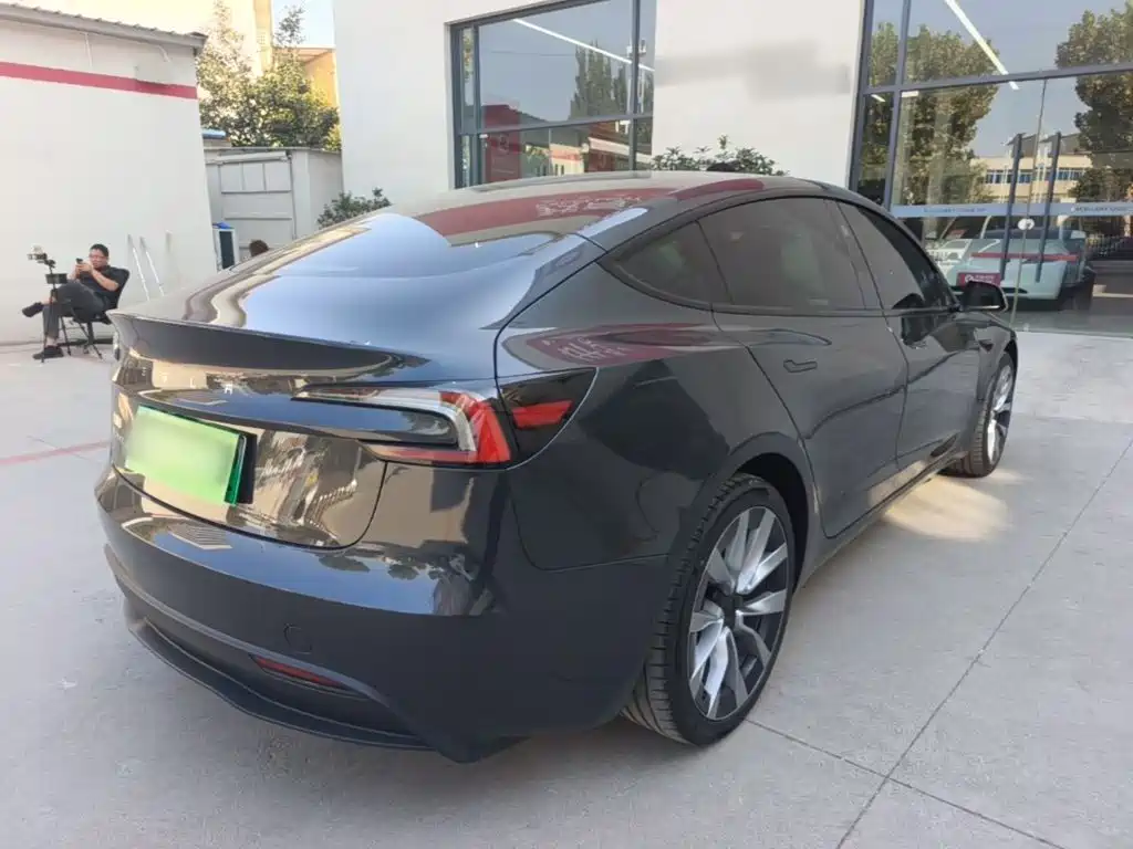 Tesla Model 3 — миниатюра 7