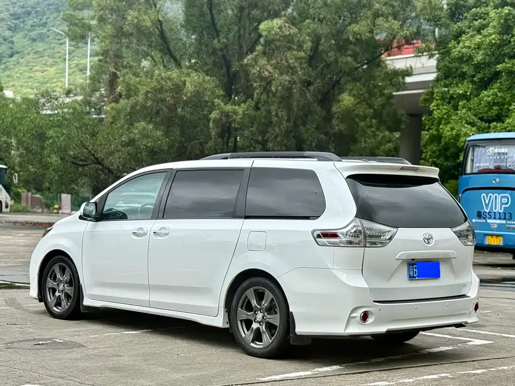 Toyota Sienna — миниатюра 3