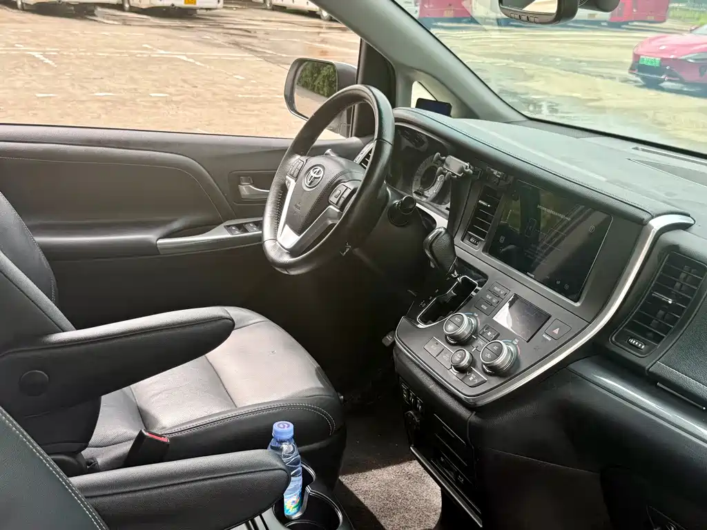 Toyota Sienna — миниатюра 19