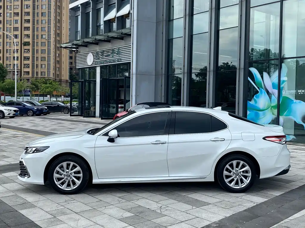 Toyota Camry — миниатюра 3
