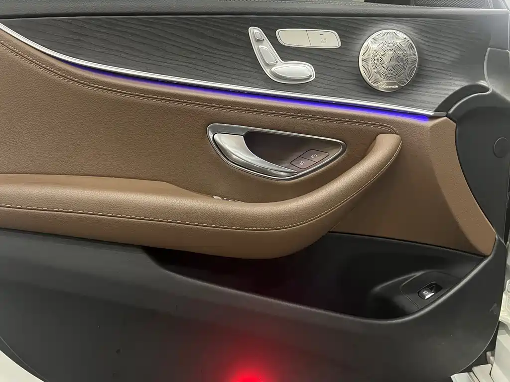 Mercedes-Benz E-Class — миниатюра 17