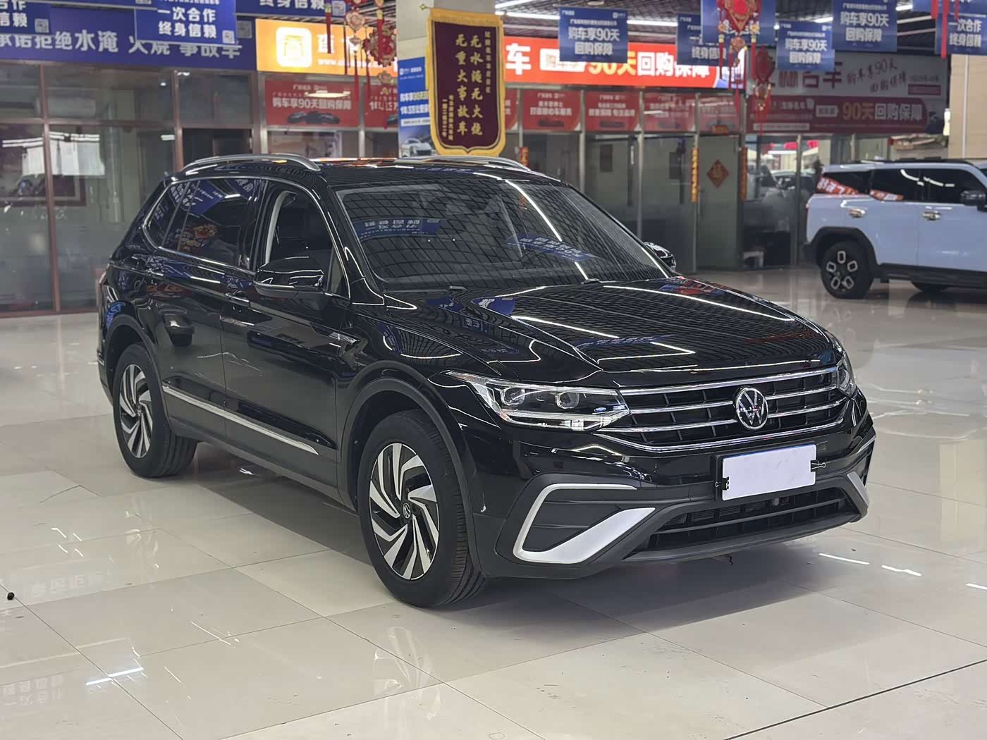 Volkswagen Tiguan L 1.4 л 2022 г. Чёрный, пробег 27000 км