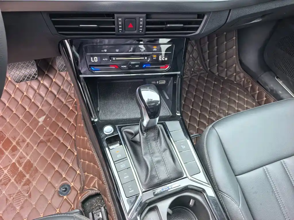 Volkswagen Passat PHEV — миниатюра 12