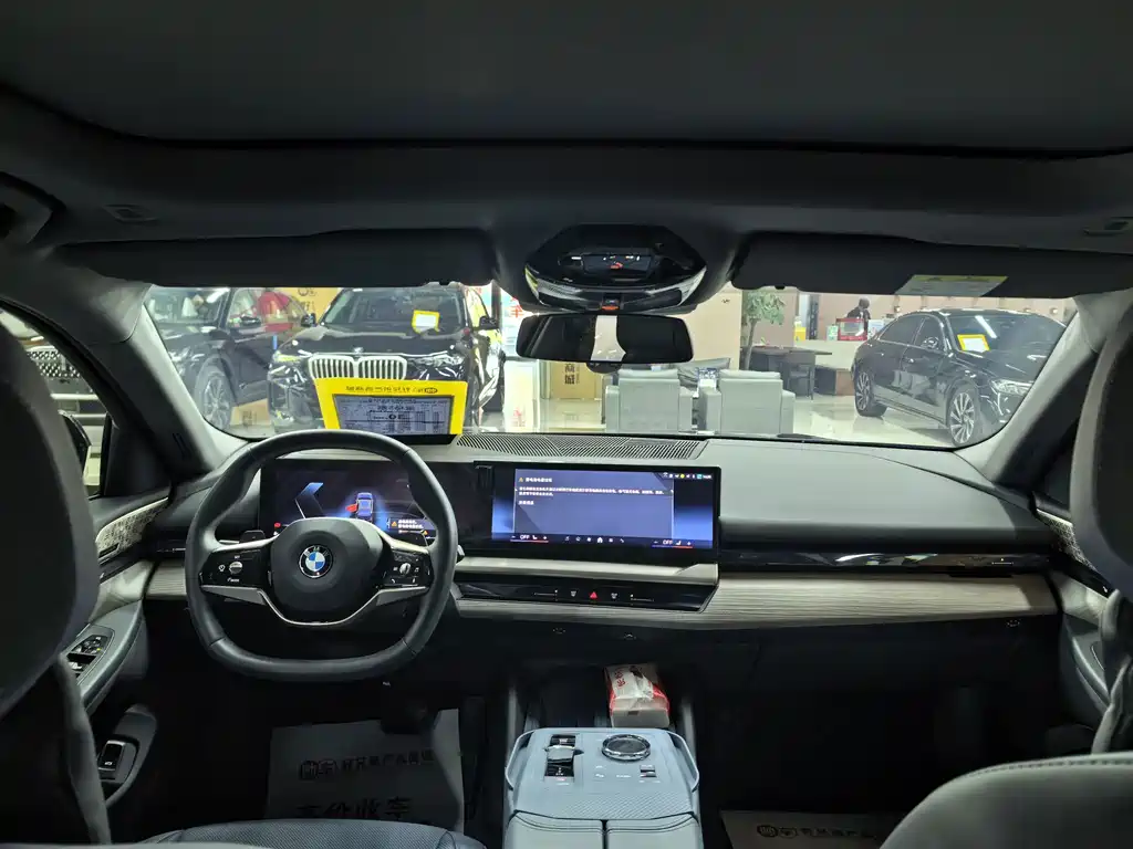 BMW 5 Series — миниатюра 10