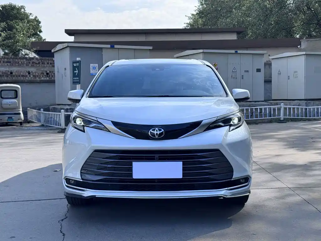 Toyota Sienna — миниатюра 2