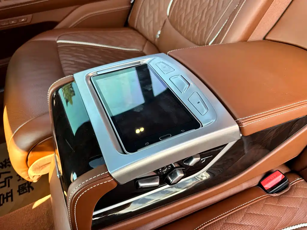 BMW 7 Series — миниатюра 11