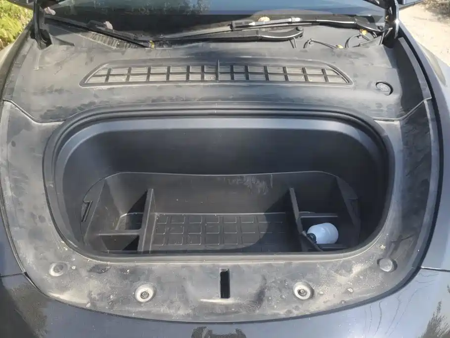 Tesla Model Y — миниатюра 10