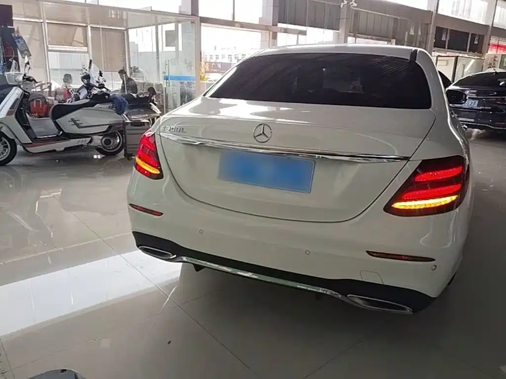 Mercedes-Benz E-Class — миниатюра 6