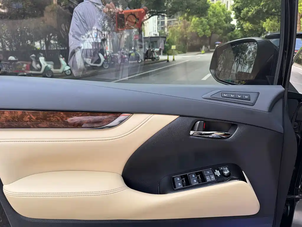 Toyota Alphard — миниатюра 7