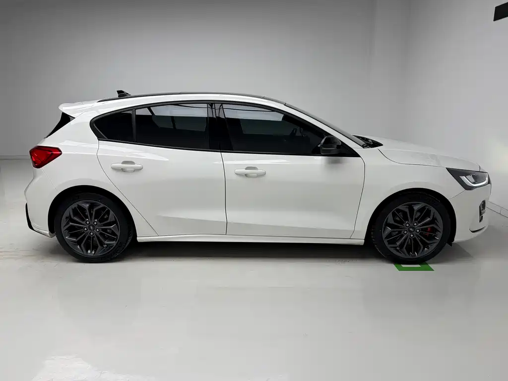 Ford Focus 2022 EcoBoost 180 AT ST Line