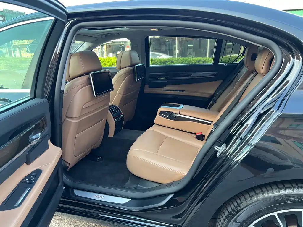 BMW 7 Series — миниатюра 10