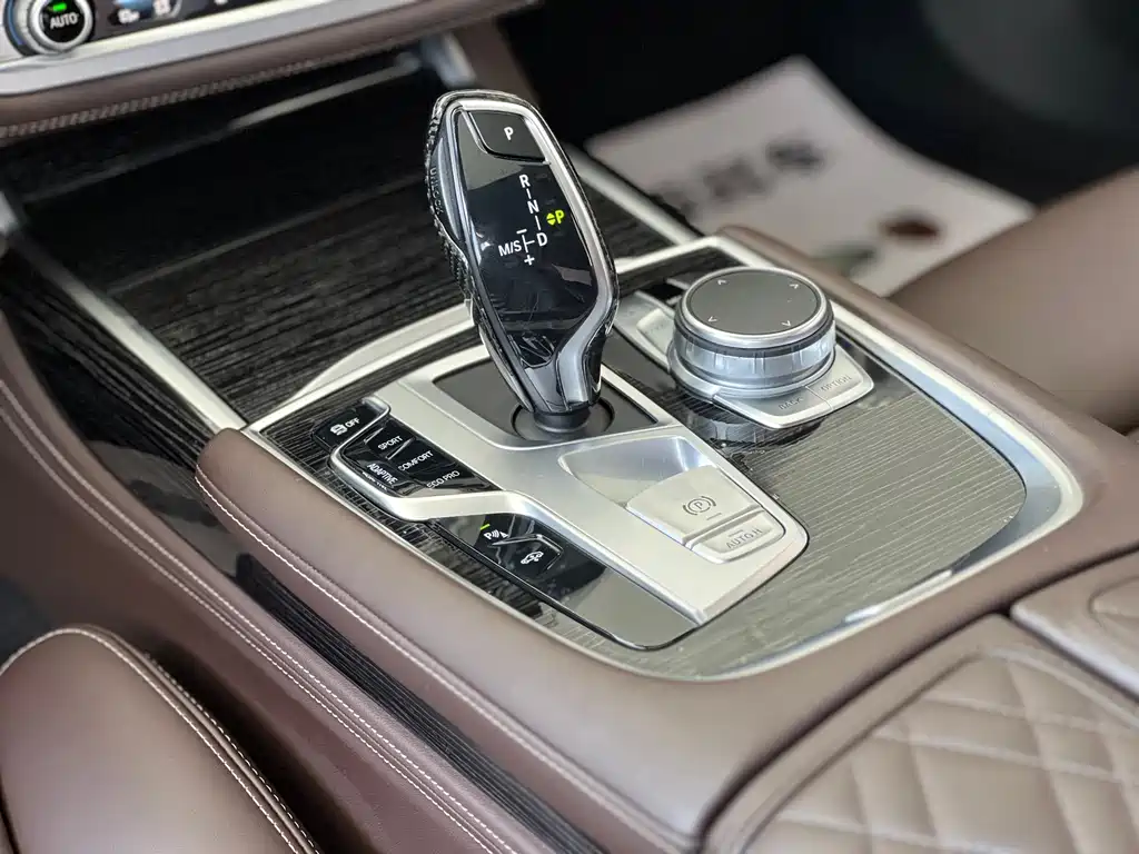 BMW 7 Series — миниатюра 13