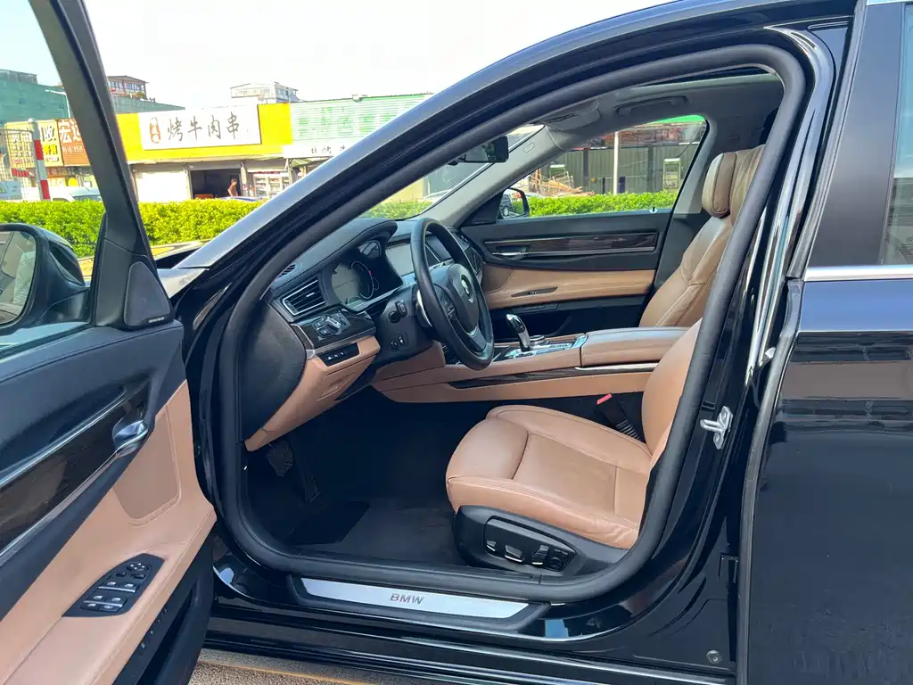 BMW 7 Series — миниатюра 9