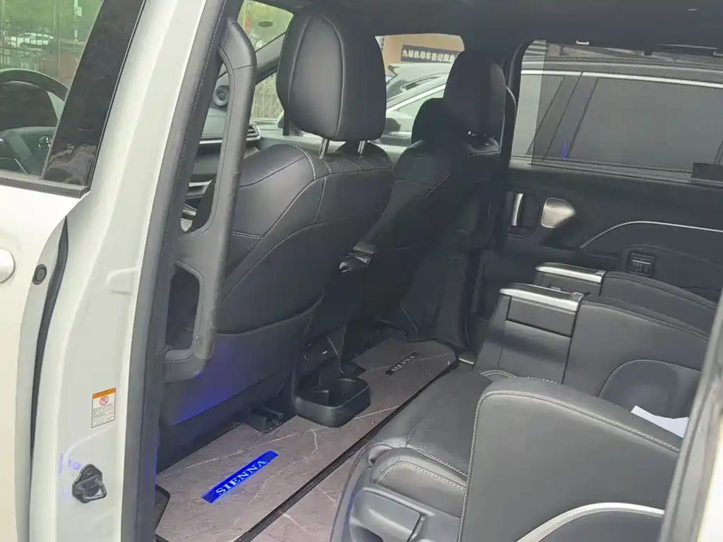 Toyota Sienna — миниатюра 5