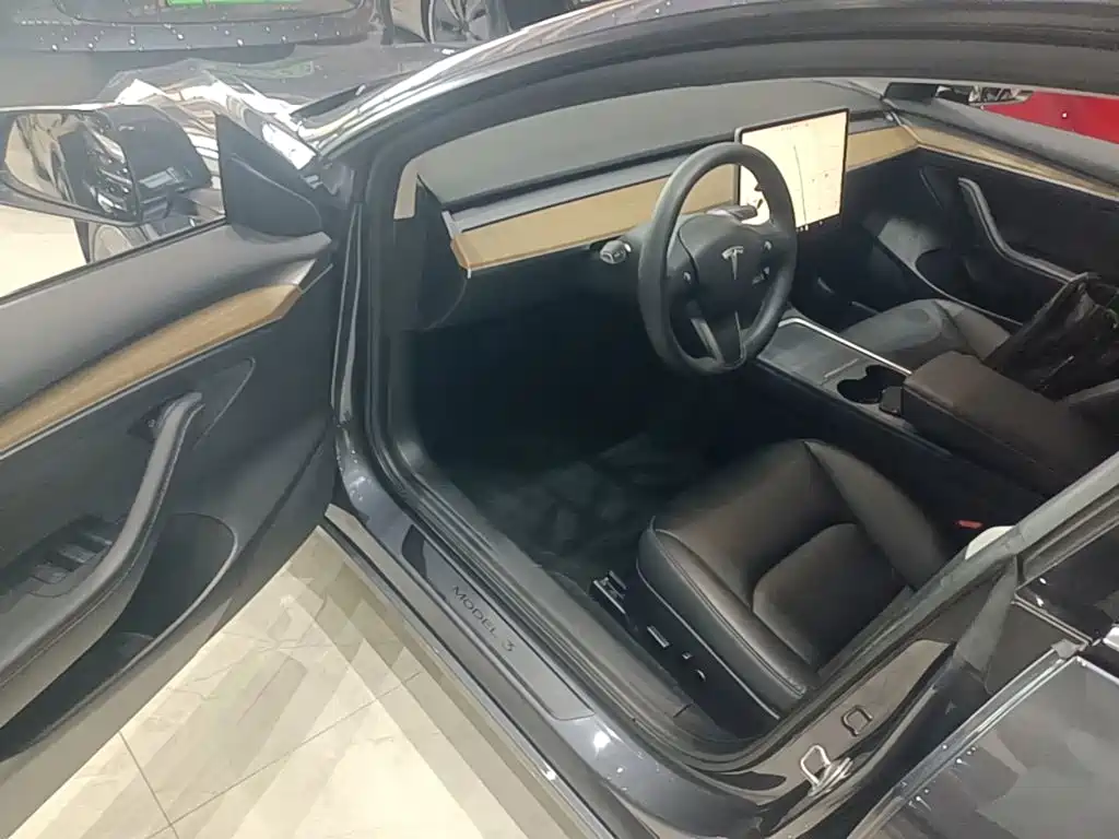 Tesla Model 3 — миниатюра 16