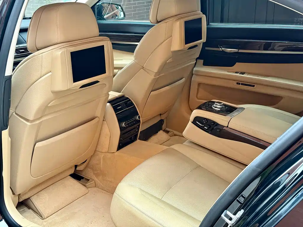BMW 7 Series — миниатюра 9