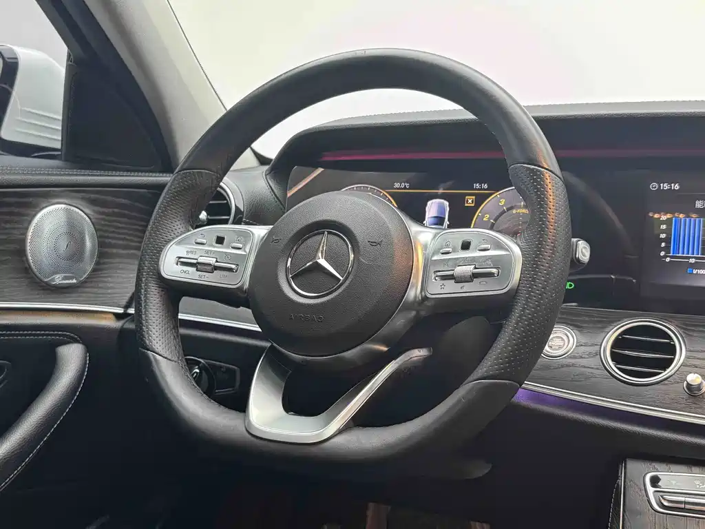 Mercedes-Benz E-Class — миниатюра 7