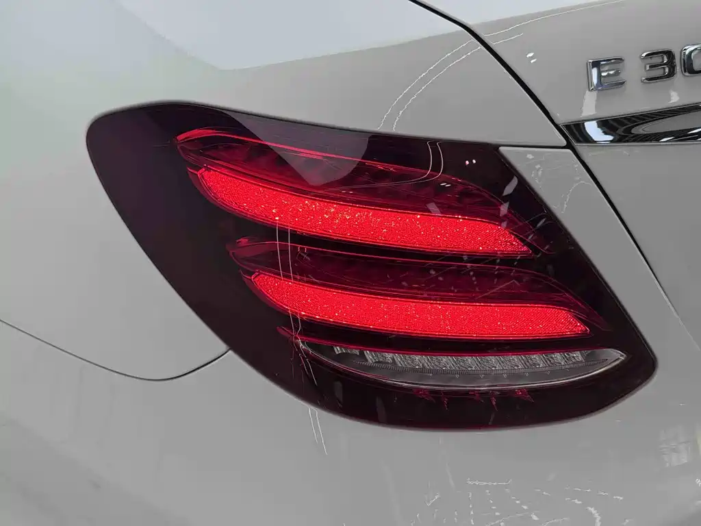 Mercedes-Benz E-Class — миниатюра 13