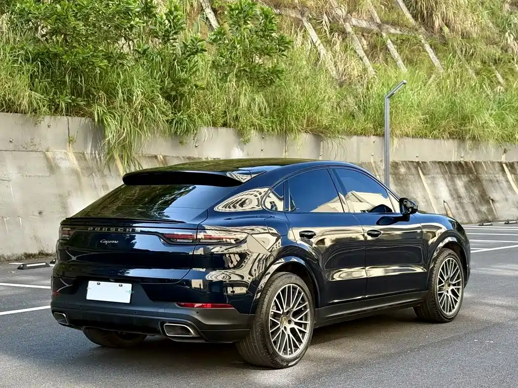 Porsche Cayenne — миниатюра 9