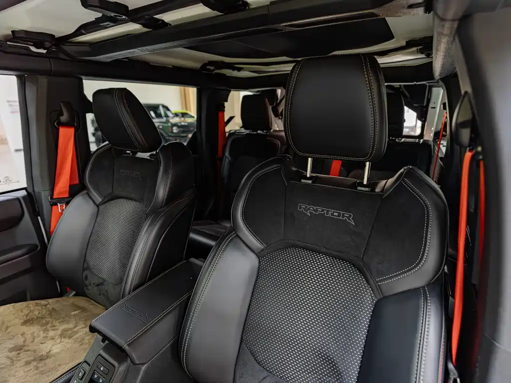Ford Bronco (Import) — миниатюра 12