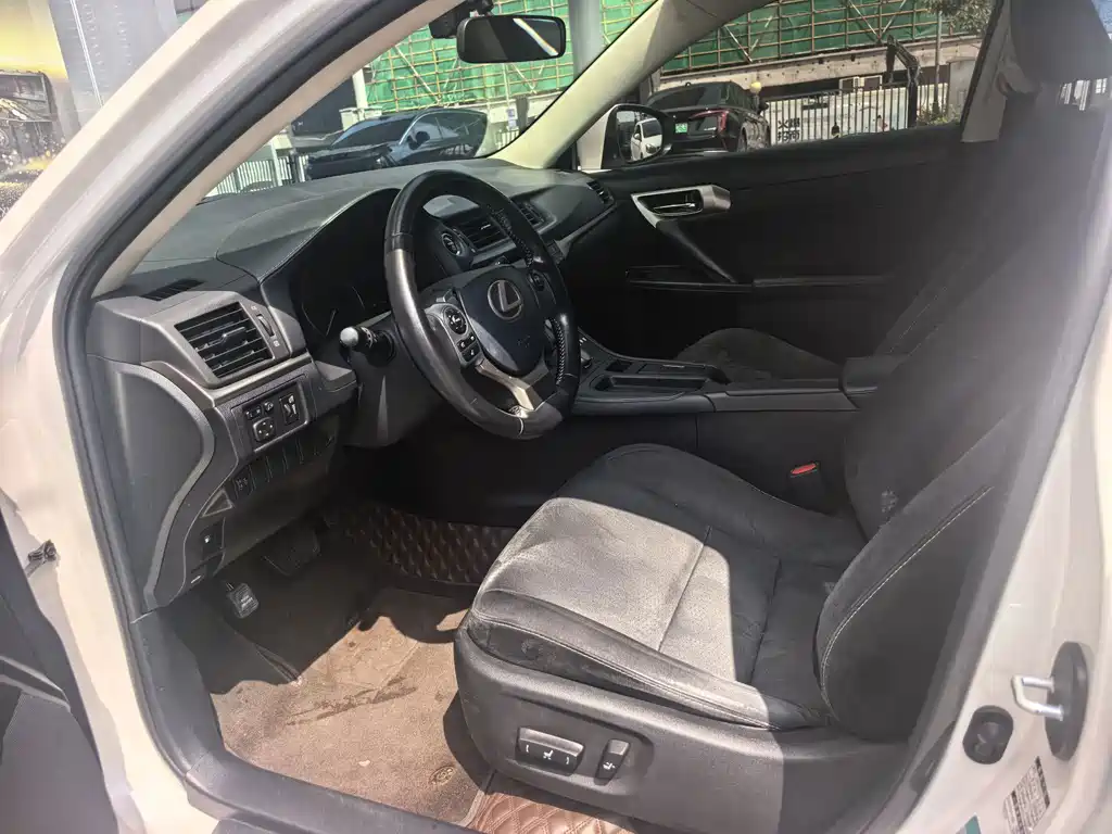 Lexus CT — миниатюра 5