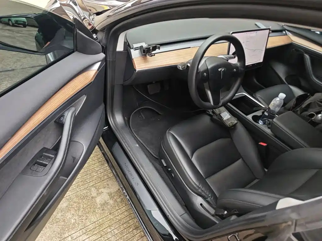 Tesla Model 3 — миниатюра 16
