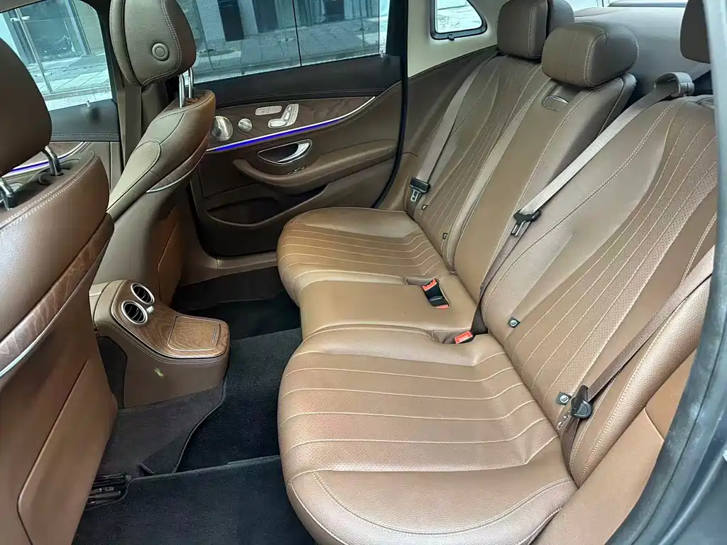 Mercedes-Benz E-Class — миниатюра 6