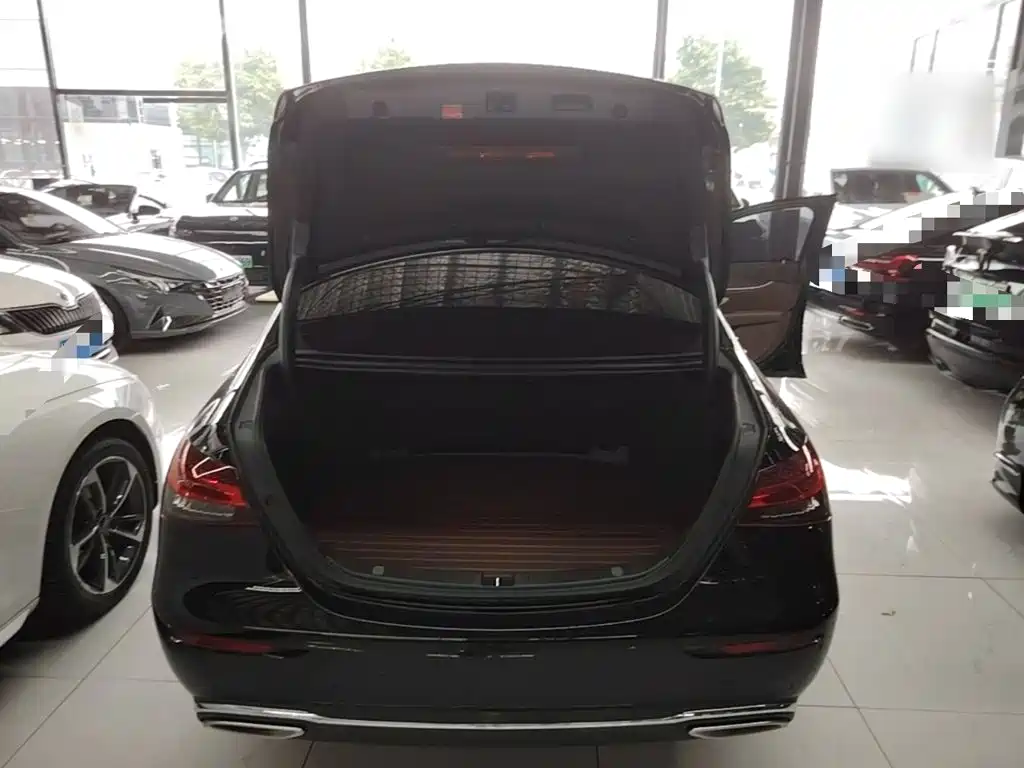 Mercedes-Benz E-Class — миниатюра 19