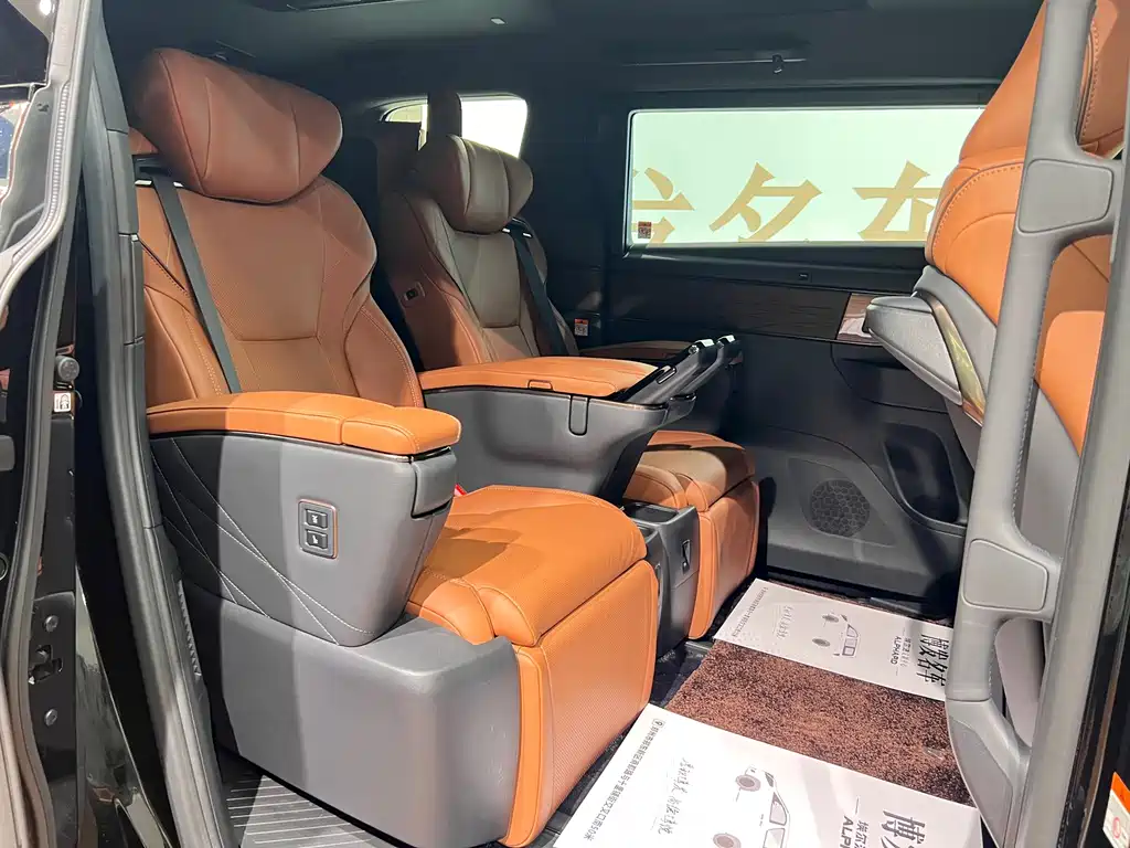 Toyota Alphard — миниатюра 11