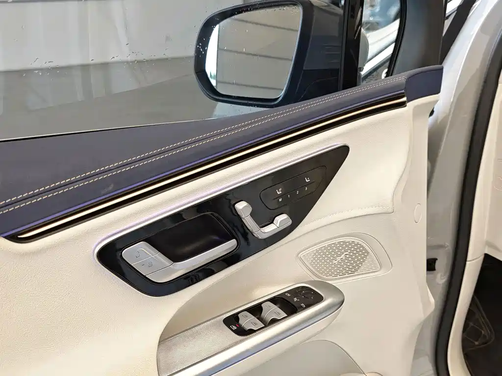 Mercedes-Benz EQE SUV — миниатюра 9