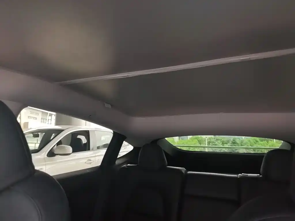 Tesla Model Y — миниатюра 18
